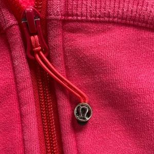 Lululemon Scuba Hoodie dark pink - size 6